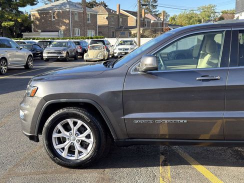 Used 2019 Jeep Grand Cherokee Laredo image 18
