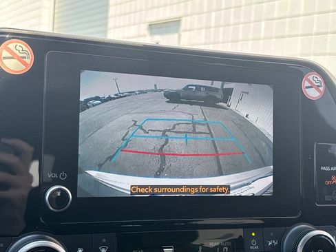 Used 2024 Toyota Highlander XLE FWD image 12