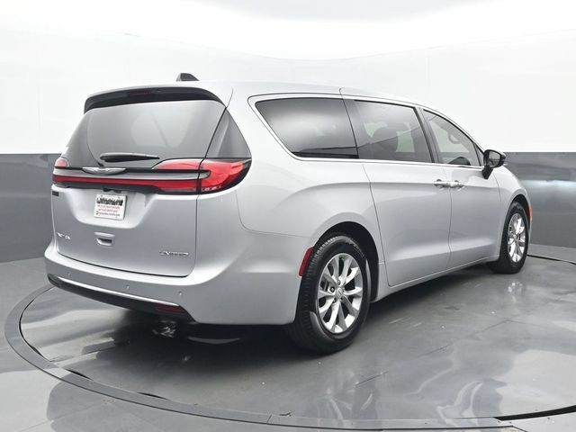Used 2026 Chrysler Pacifica Limited FWD image 22