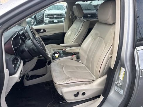 Used 2017 Chrysler Pacifica Limited FWD image 11