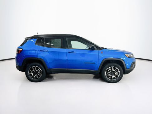 Used 2025 Jeep Compass Trailhawk AWD/4WD image 10