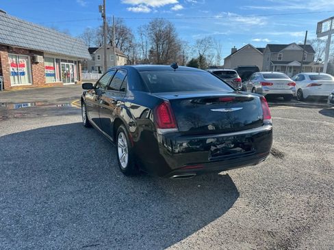 Used 2019 Chrysler 300 Touring w/ Sport Appearance Package image 18