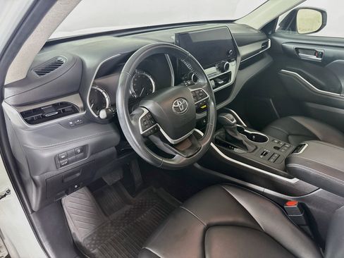 Used 2023 Toyota Highlander XLE AWD/4WD image 9