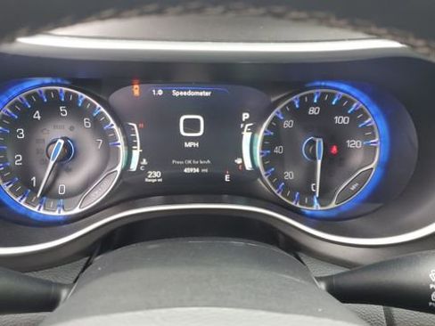 Certified 2024 Chrysler Pacifica Touring-L image 11