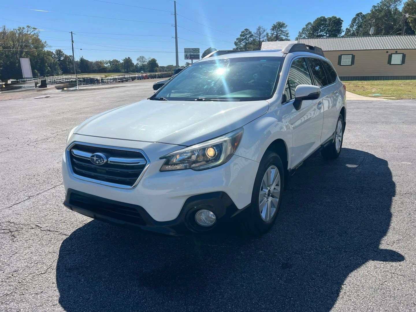Used 2019 Subaru Outback 2.5i Premium w/ Popular Package #2 AWD/4WD image 2