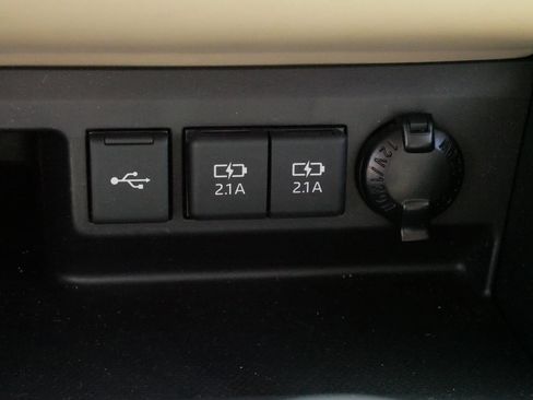 Certified 2021 Toyota Highlander XLE AWD/4WD image 29