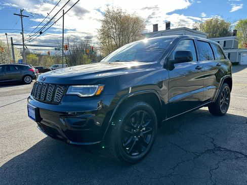 Used 2021 Jeep Grand Cherokee Laredo X image 3