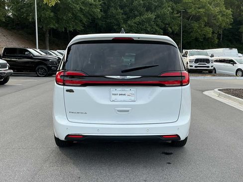 Used 2024 Chrysler Pacifica Touring-L FWD image 4