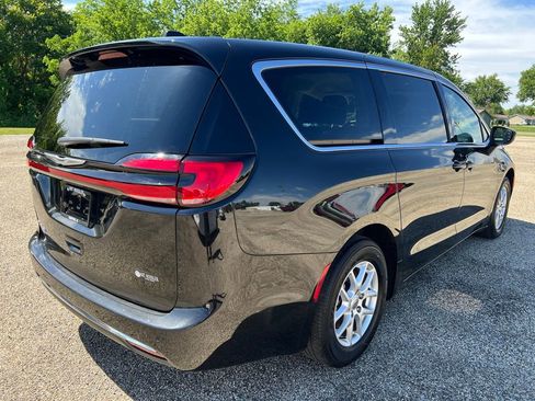 Used 2023 Chrysler Pacifica Touring-L FWD image 7