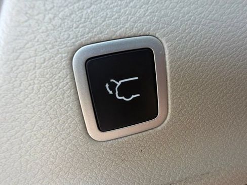 Used 2022 Chrysler Voyager LX FWD image 12