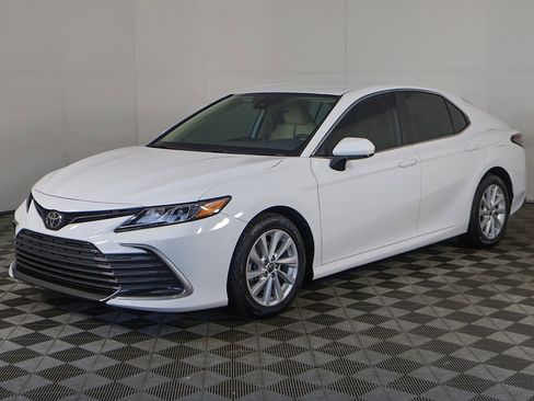 Used 2021 Toyota Camry LE image 5