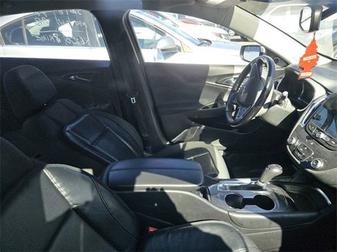 Used 2018 Chevrolet Malibu LT image 3