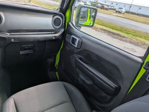 Used 2021 Jeep Gladiator Sport image 20