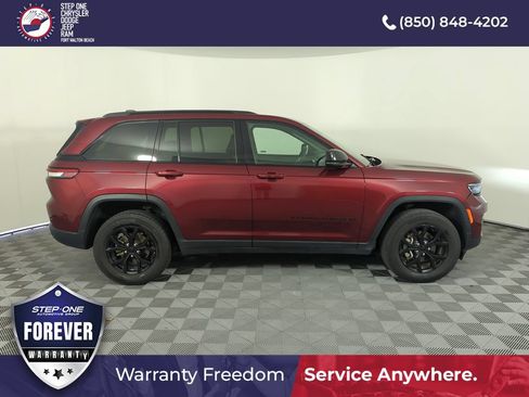 Used 2024 Jeep Grand Cherokee Altitude AWD/4WD image 7