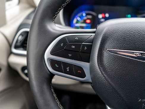 Used 2024 Chrysler Pacifica Select image 25