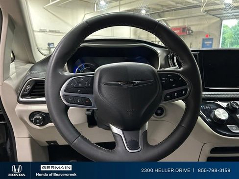 Used 2024 Chrysler Pacifica Limited FWD image 16