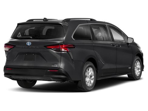 Used 2024 Toyota Sienna LE FWD image 2