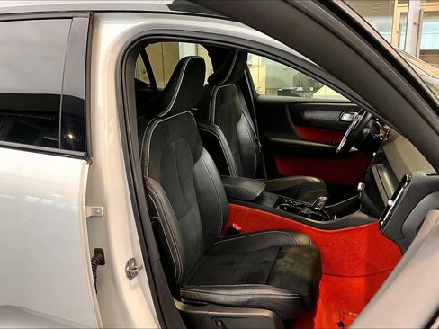 Used 2019 Volvo XC40 T5 R-Design image 9