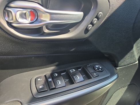 Used 2020 Jeep Cherokee Limited AWD/4WD image 18
