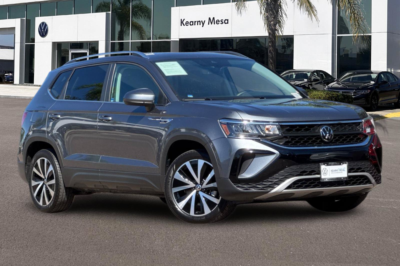 Used 2023 Volkswagen Taos SE w/ Panoramic Sunroof Package FWD image 2