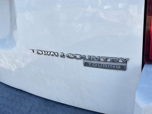 Used 2009 Chrysler Town & Country Touring image 3