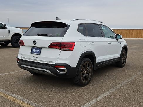 Certified 2023 Volkswagen Taos SE w/ Black Wheel Package FWD image 3