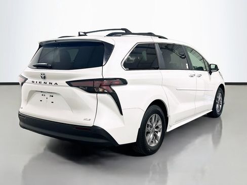 New 2026 Toyota Sienna XLE FWD image 4
