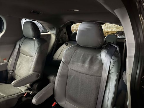 Used 2023 Toyota Sienna Limited AWD/4WD image 12