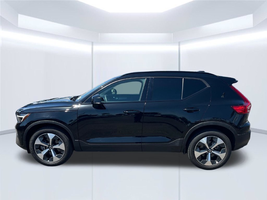 Used 2023 Volvo XC40 B5 Plus w/ Driver Assist Package AWD/4WD image 2