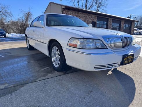 Used 2011 Lincoln Town Car Signature Limited image 3