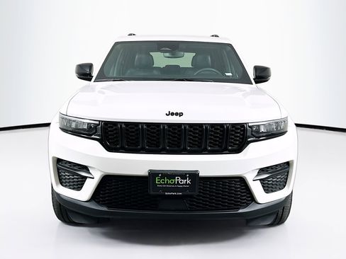 Used 2023 Jeep Grand Cherokee Altitude image 2