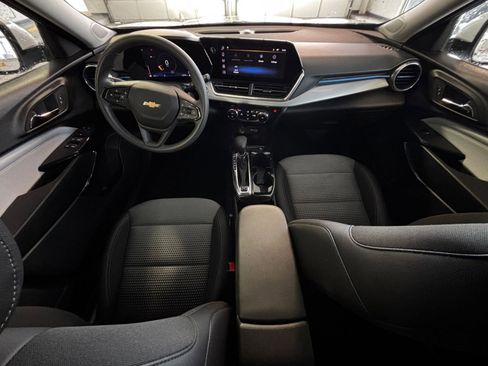 Used 2025 Chevrolet Trax LT image 32