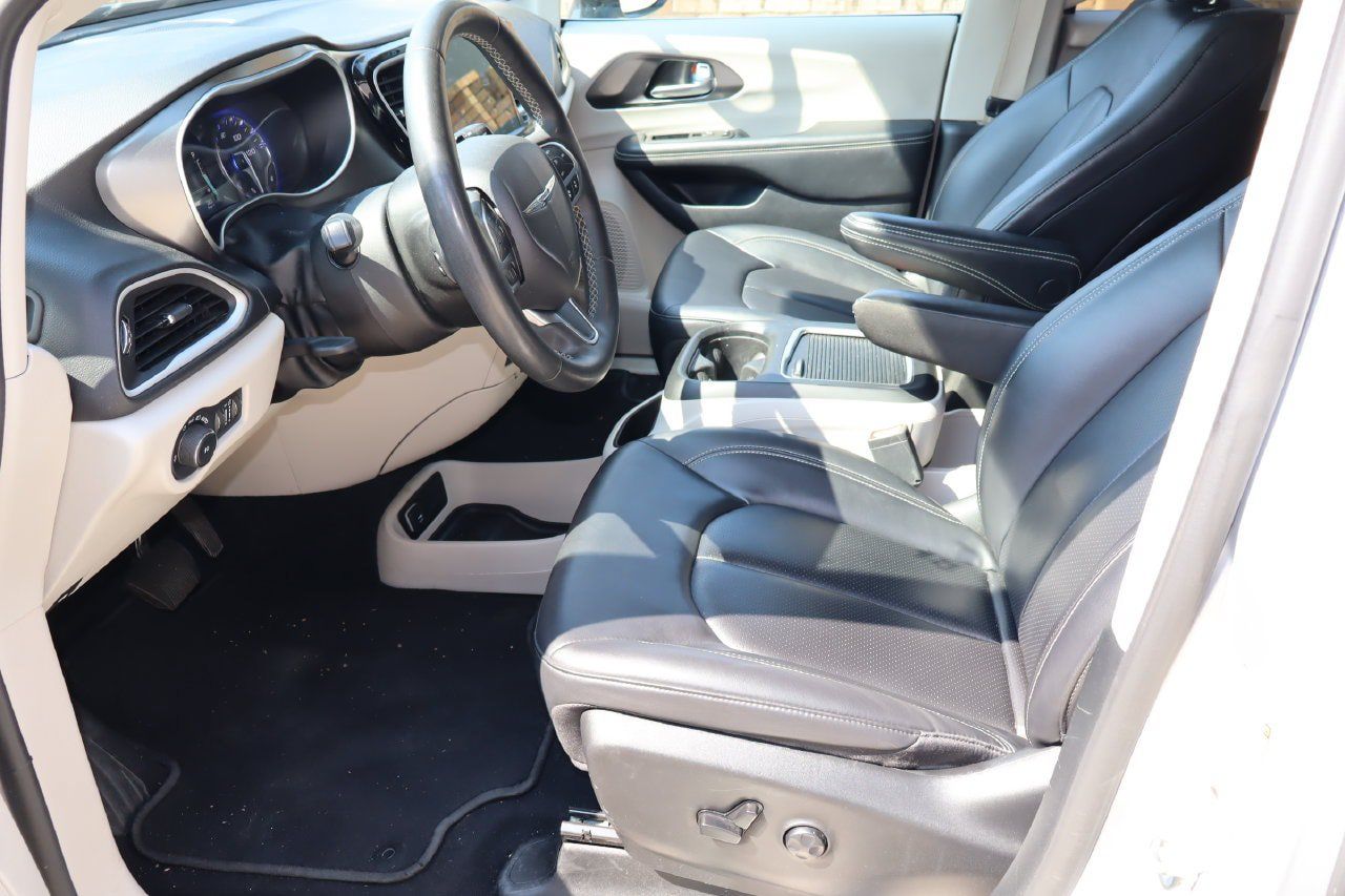 Used 2024 Chrysler Pacifica Touring-L FWD image 16
