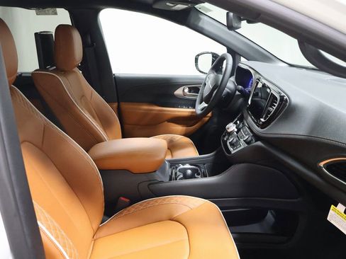 New 2026 Chrysler Pacifica Pinnacle w/ Trailer Tow Group image 19