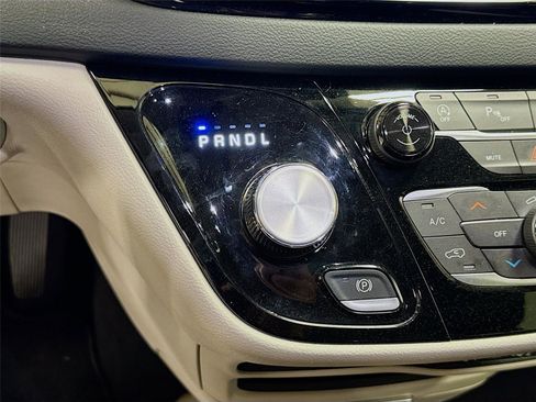 Used 2023 Chrysler Pacifica Touring-L image 16