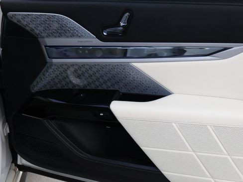 Used 2023 BMW 760i xDrive w/ Executive Package image 17