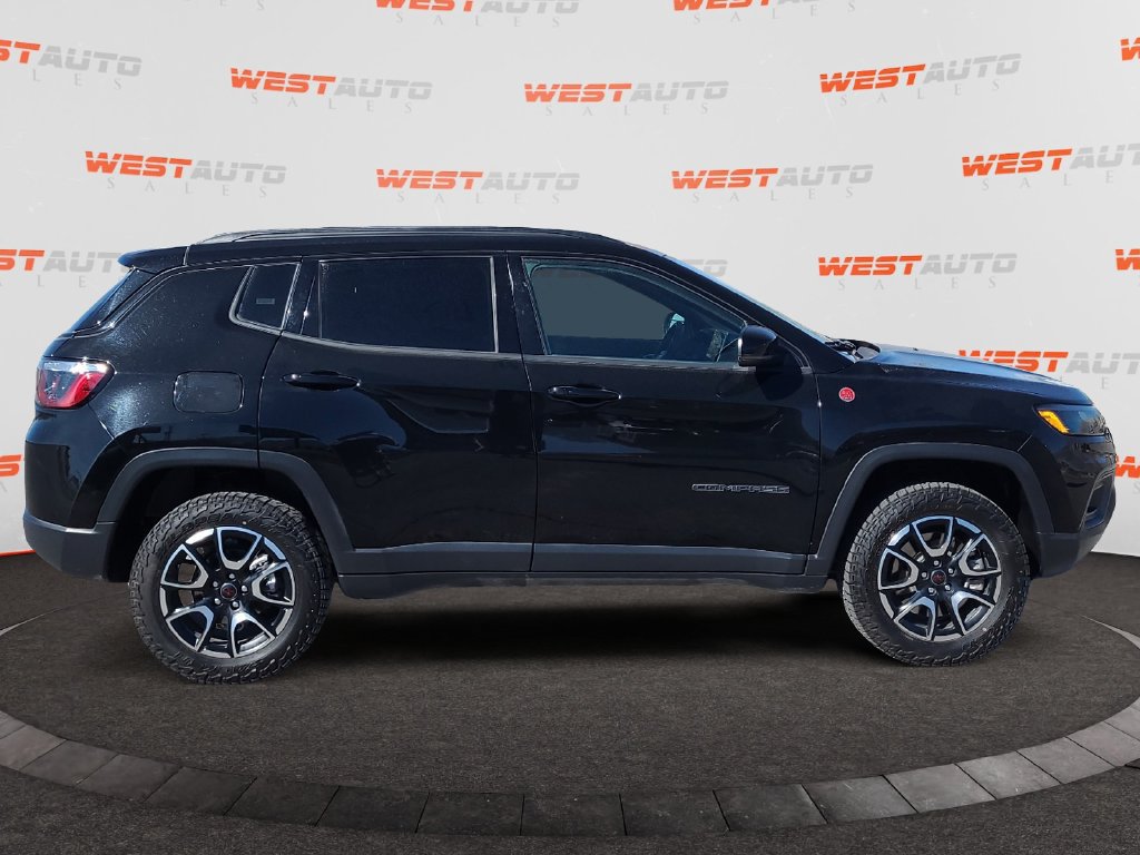 Used 2025 Jeep Compass Trailhawk AWD/4WD image 6