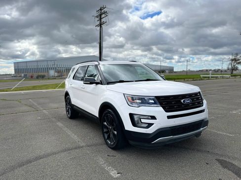 Used 2017 Ford Explorer XLT w/ Equipment Group 202A FWD image 3