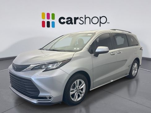 Used 2022 Toyota Sienna XLE w/ XLE Plus Package FWD image 1