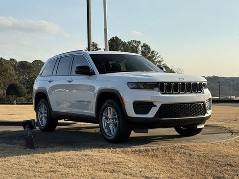 New 2025 Jeep Grand Cherokee Laredo image 1