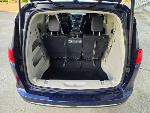 Used 2019 Chrysler Pacifica Touring-L FWD image 18