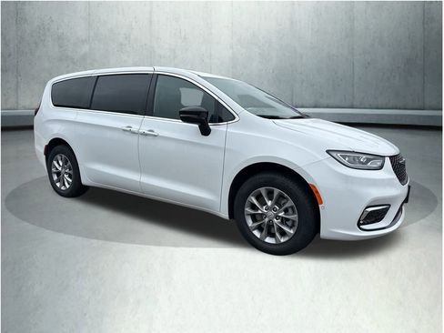 New 2026 Chrysler Pacifica Select image 8