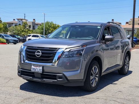 Used 2024 Nissan Pathfinder SV FWD image 8
