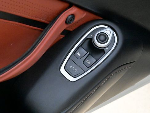 Used 2020 Aston Martin V8 Vantage Coupe image 21