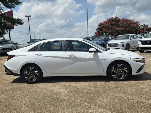 Used 2024 Hyundai Elantra SEL w/ Convenience Package FWD image 3