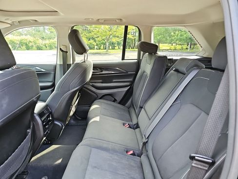 Used 2023 Jeep Grand Cherokee Laredo w/ Luxury Tech Group I AWD/4WD image 18