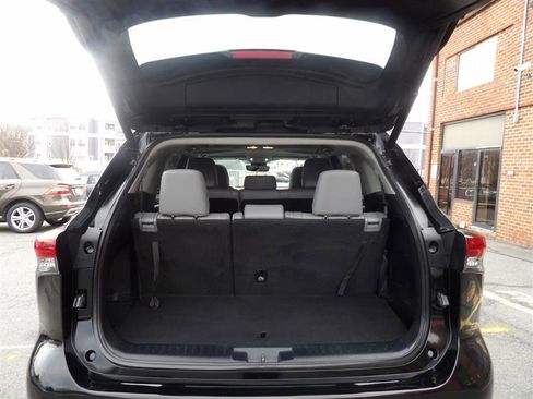 Used 2021 Toyota Highlander XLE image 16