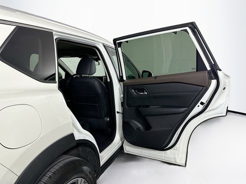 Used 2023 Nissan Rogue SV w/ SV Premium Package image 30