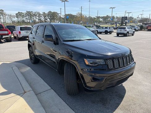 Used 2021 Jeep Grand Cherokee Laredo X image 3