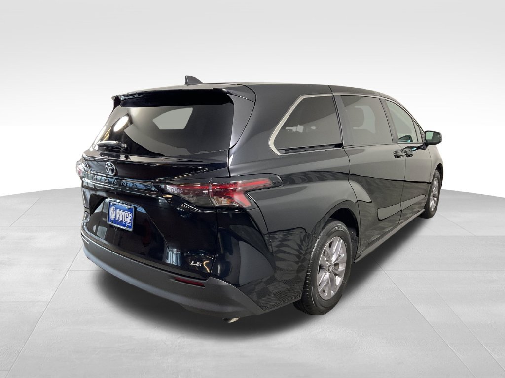 Used 2025 Toyota Sienna LE FWD image 9